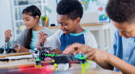Students building robots 